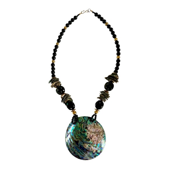 unknown Jewelry - Elegant Black and Gold Necklace with Abalone Pendant